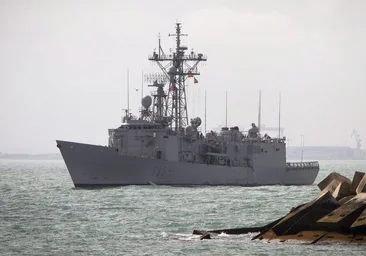 Dos fragatas de la Armada vigilan un submarino y dos buques rusos en aguas de interés españolas