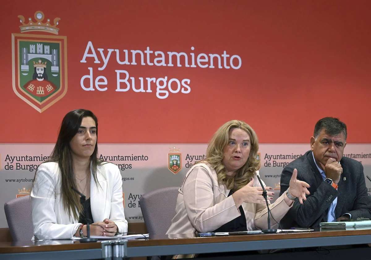 La alcaldesa de Burgos, Cristina Ayala, acompañada por varios concejales, comparece ante los medios para abordar cuestiones relativas a la actualidad