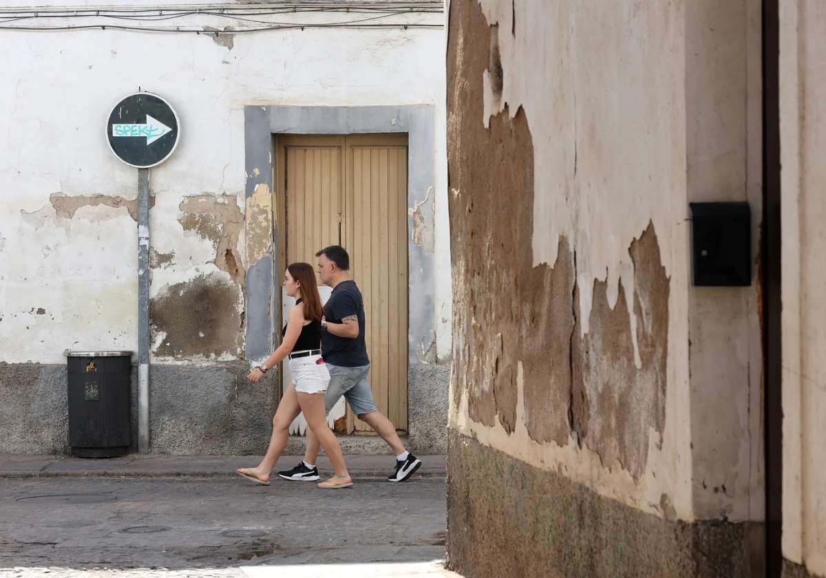 Dos personas en el casco histórico de Córdoba