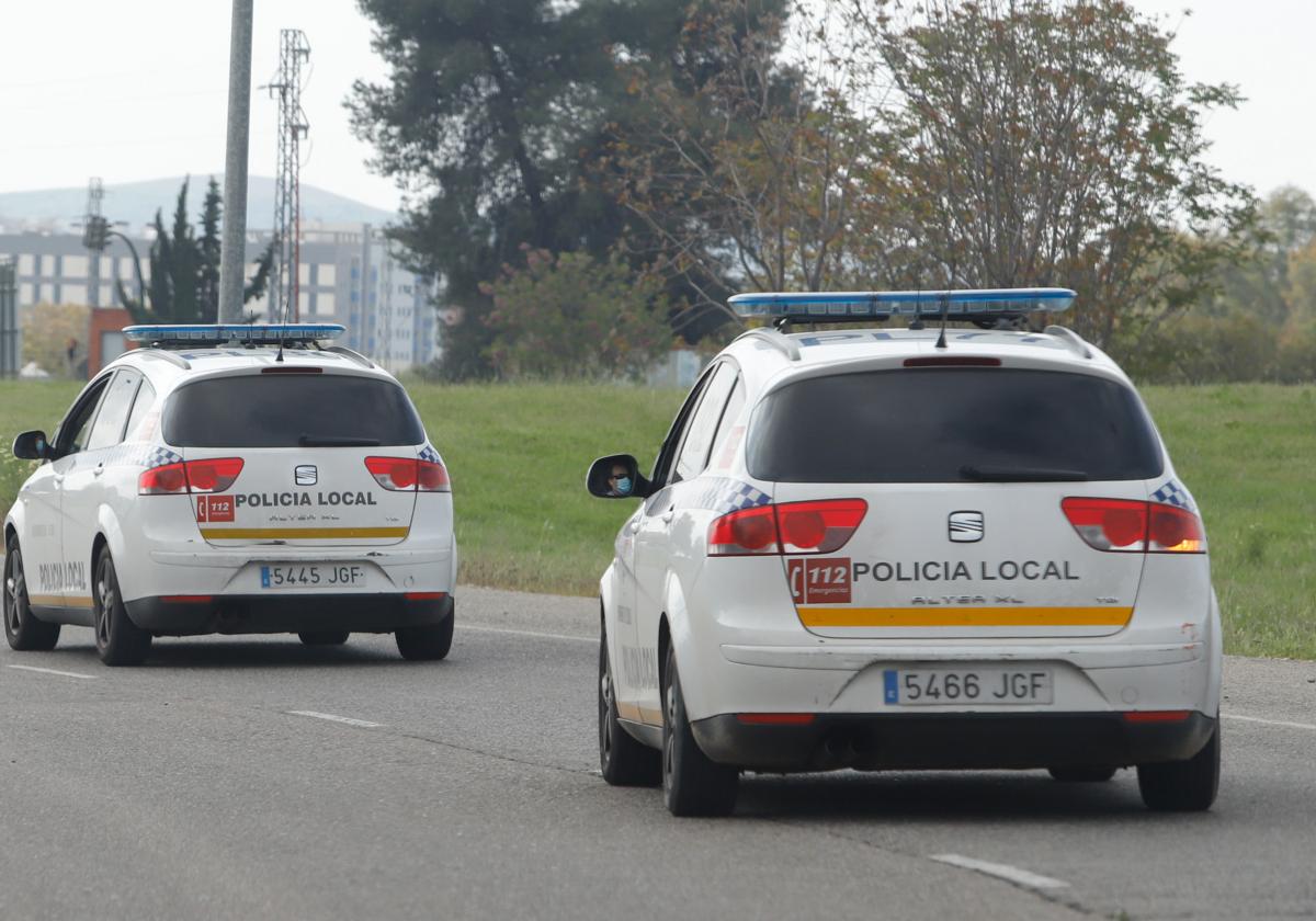 Dos coches de la Policía Local realizando una patrulla