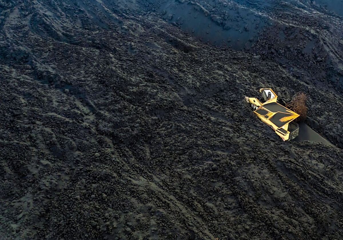 Una vivienda, engullida por un mar de lava en La Palma