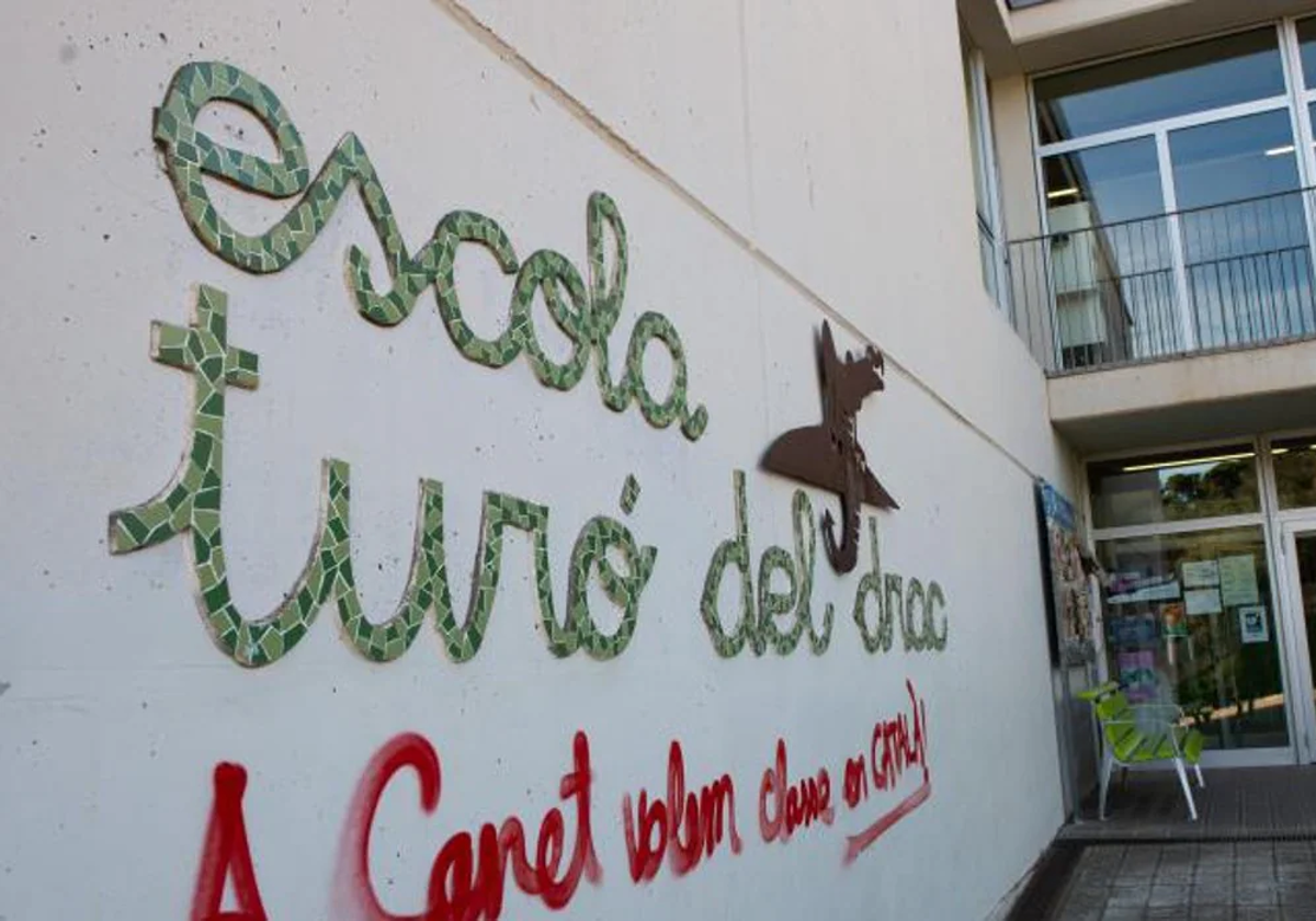 Entrada de la Escuela Turó del Drac de Canet de Mar (Barcelona)