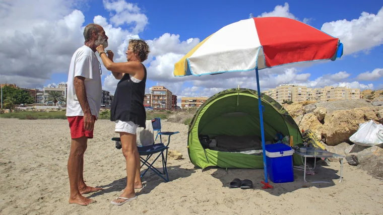 La pareja se las arregla como puede con al aseo personal, por ejemplo, ella le ayuda a él para afeitarse