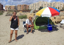 Una pareja duerme en la playa en Alicante desde julio por no poder pagar alquiler y para sacrificarse por su hija