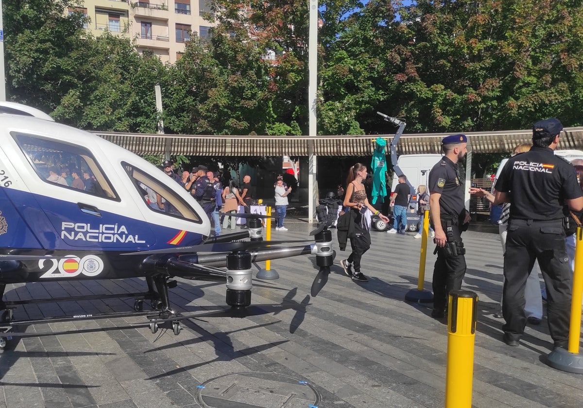 Megadron y dos agentes de la Policía Nacional en la jornada de puertas abiertas en Bilbao