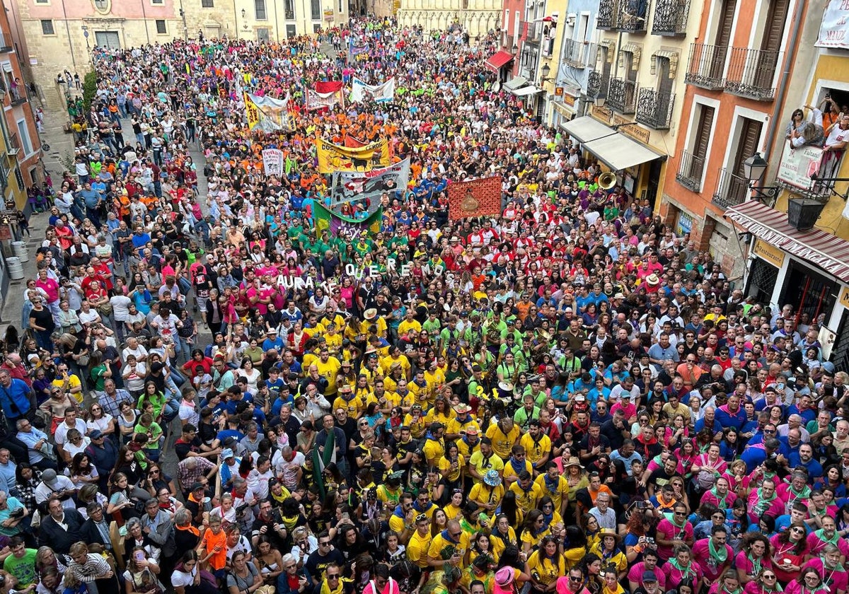 Miles de personas acudieron al desfile de peñas y al pregón que ha marcado el inicio de las fiestas de San Julián