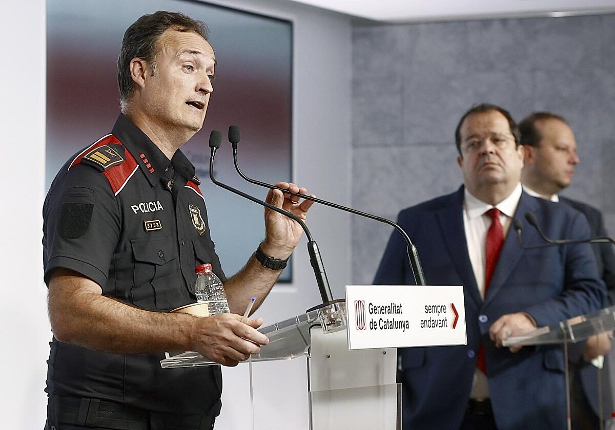 El ya excomisario jefe de los Mossos, Eduard Sallent, junto al exconsejero de Interior Joan Ignasi Elena, tras la fuga de Puigdemont