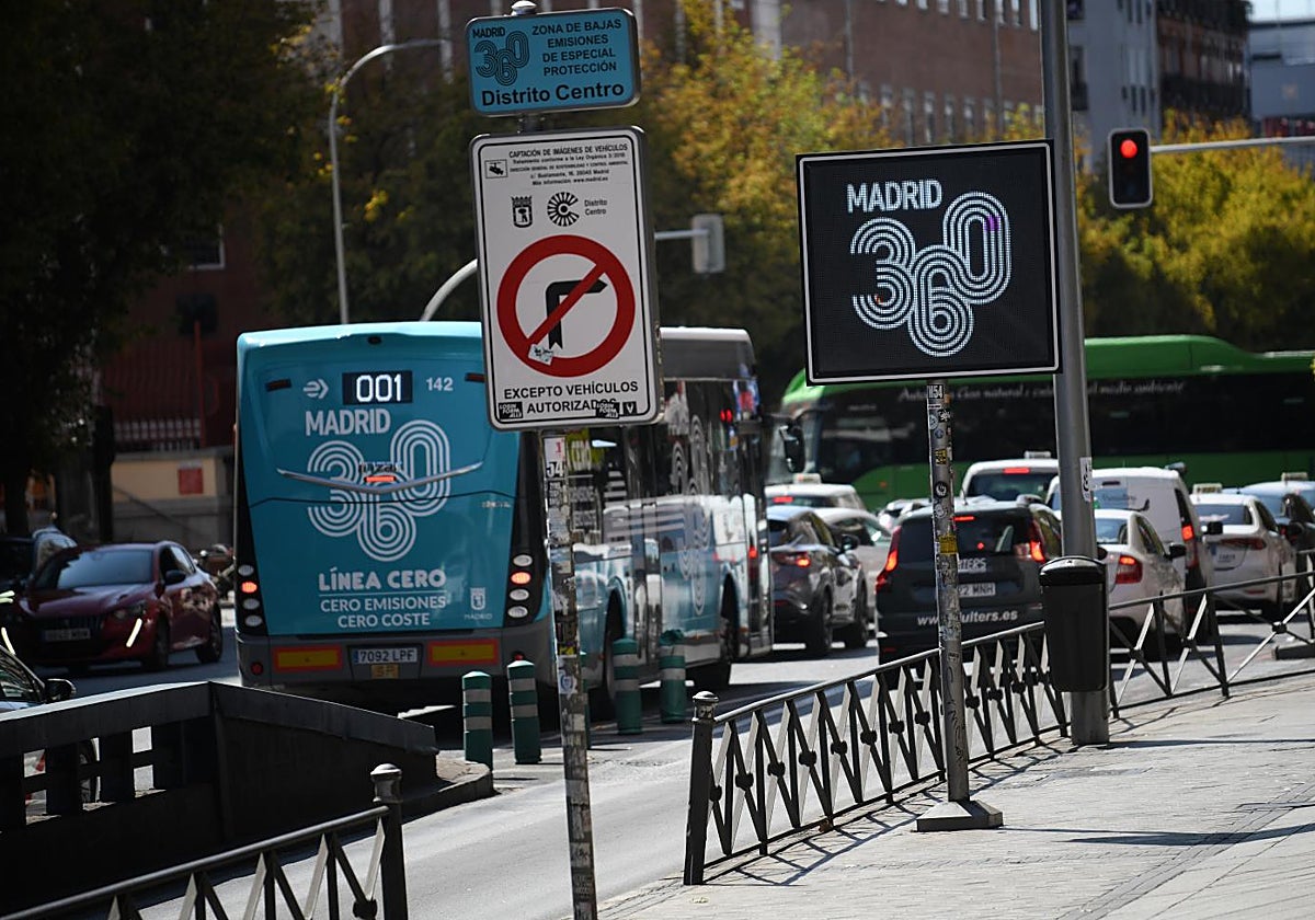 Varios vehículos atraviesan una zona de bajas emisiones