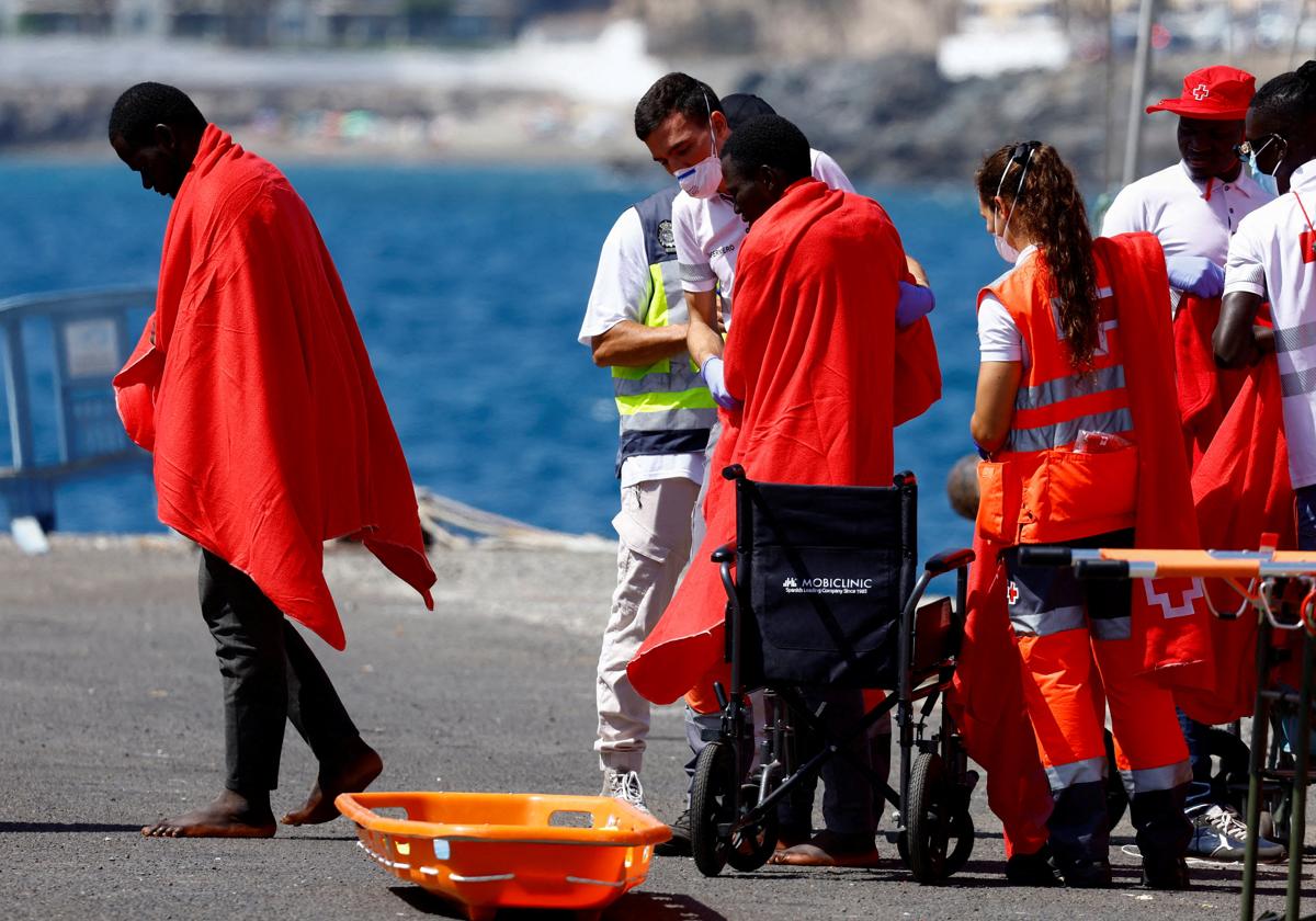 Migrantes llegados a Canarias atendidos por la Cruz Roja.