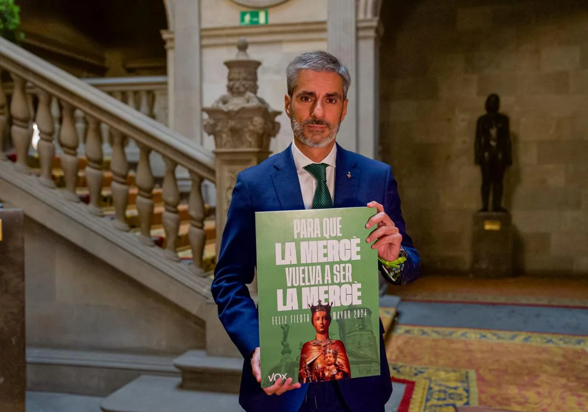 Gonzalo de Oro, con el cartel de la campaña de Vox