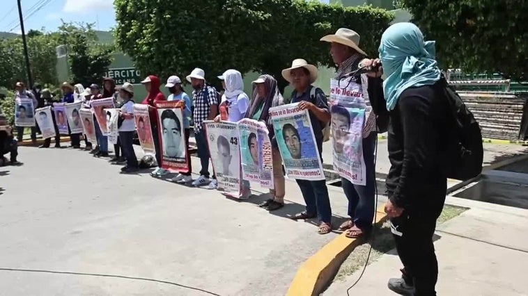 Petardos e incendios por parte de activistas de Ayotzinapa tras manifestación