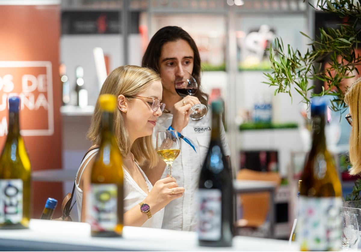 Visitantes de Alicante Gastronómica en un espacio dedicado a vinos