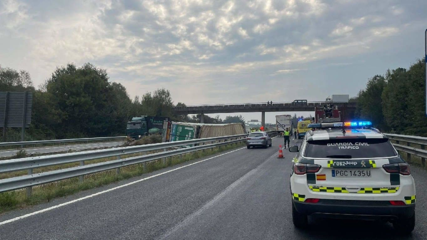 El camión accidentado en la A-6 a su paso por Lugo