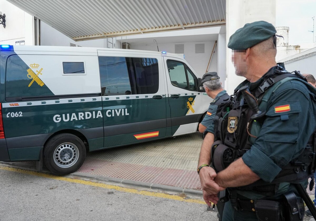 El furgón policial llega a los juzgados de Barbate con Karim en su interior