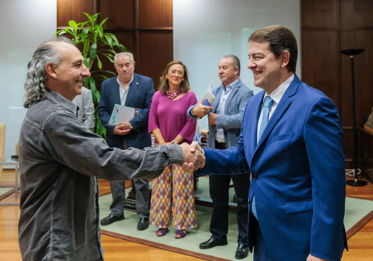 Jesús Manuel González Palacín (UCCL) y Alfonso Fernández Mañueco se saludan antes de la reunión del presidente de la Junta con las organizaciones agrarias