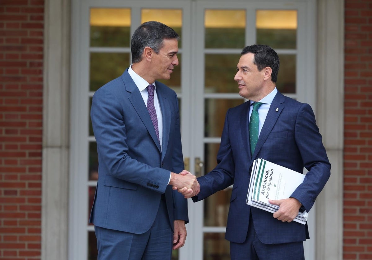 El jefe del Ejecutivo, Pedro Sánchez, durante su reunión este viernes en la Moncloa con el presidente andaluz Juanma Moreno