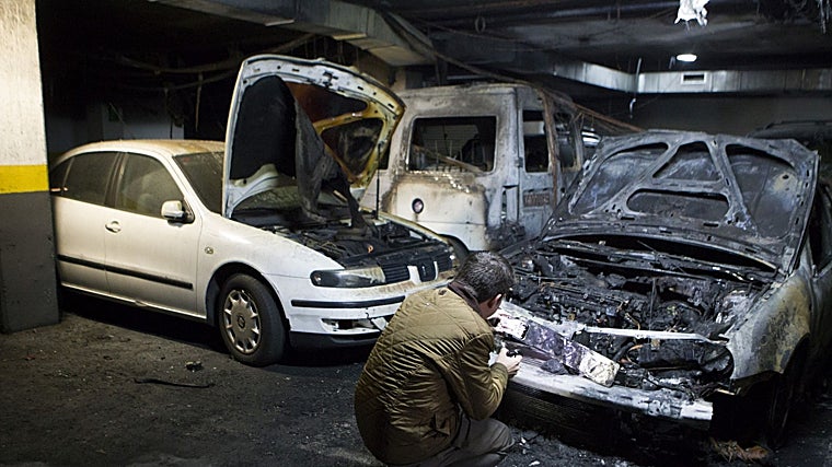 Varios coches quemados en un edificio okupado de Parla