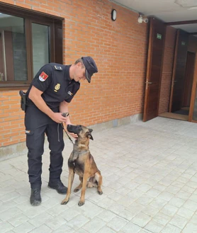 Imagen secundaria 2 - Visita del ministro de Interior a la nueva sede de guías caninos. Uno de ellos, Pedro, posa con 'Zar'.