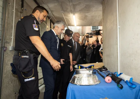 Imagen secundaria 1 - Visita del ministro de Interior a la nueva sede de guías caninos. Uno de ellos, Pedro, posa con 'Zar'.