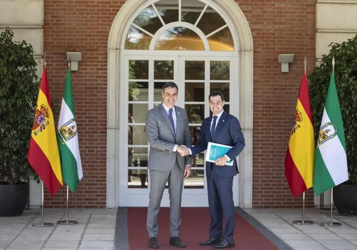 El presidente del Gobierno, Pedro Sánchez, y el presidente andaluz, Juanma Moreno