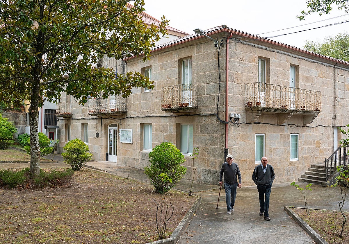 Dos vecinos de Nogueira de Ramuín (Orense), uno de los concellos analizados, paseando