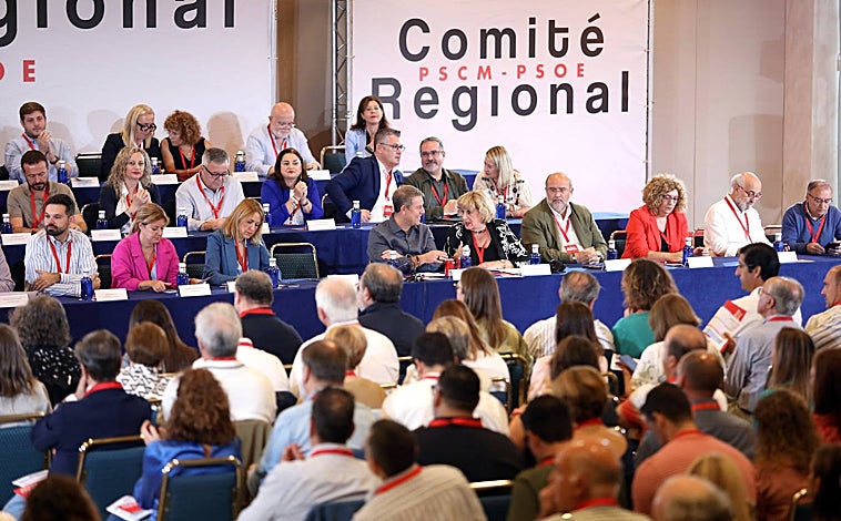 Imagen principal - Asistentes al Comité Regional del PSOE que se ha celebrado este sábado en Toledo y en el que los asistentes han mostrado su apoyo total a Emiliano García-Page