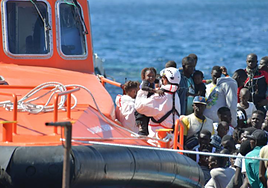 Salvamento refuerza su flota en Canarias ante el repunte de la crisis migratoria