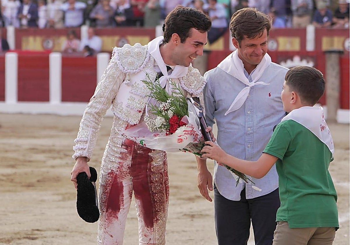 Rufo y El Juli, ganadero de El Freixo, dando la vuelta al ruedo