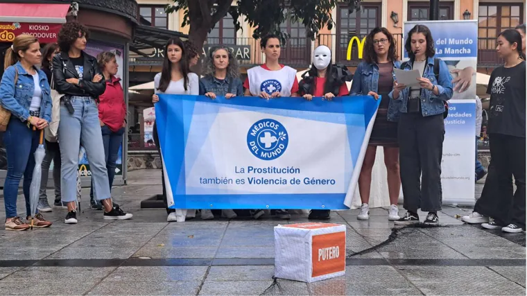 Lectura del Manifiesto en la céntrica plaza de Zocodover de Toledo en la que se ha denunciado esta situación que sufren las mujeres