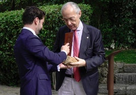 Luis Alberto de Cuenca recibe el Ciprés de Honor por una poesía que «derrota» siempre al lector