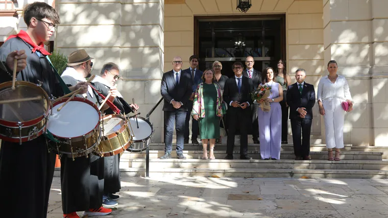 El Grupo de Tambores de la Asociación Hellineros toca junto a la distinguida y las autoridades en el Palacio Provincial de Alicante