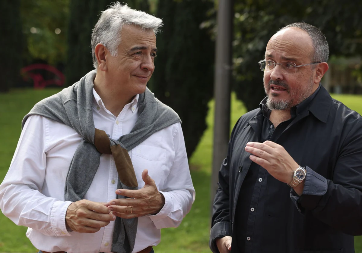 El presidente del PP vasco, Javier de Andrés, este sábado, con su homólogo en Cataluña, Alejandro Fernández