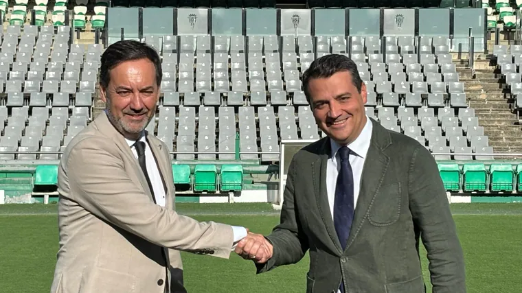 Monterrubio y el alcalde de Córdoba en la firma de la cesión del estadio