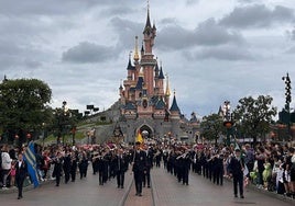 Una banda de Málaga actúa en el pasacalles de Disneyland París