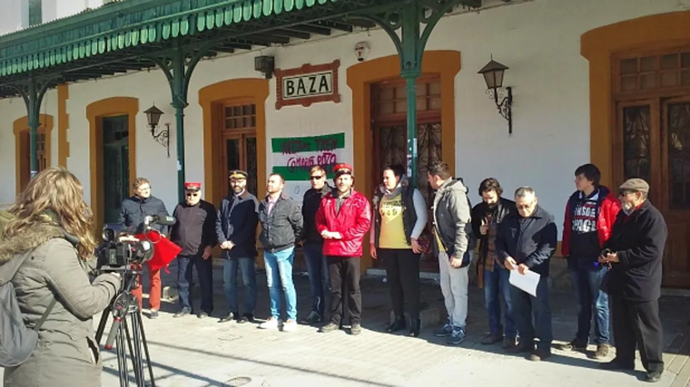 Concentración en la estación de Baza para pedir el regreso del tren