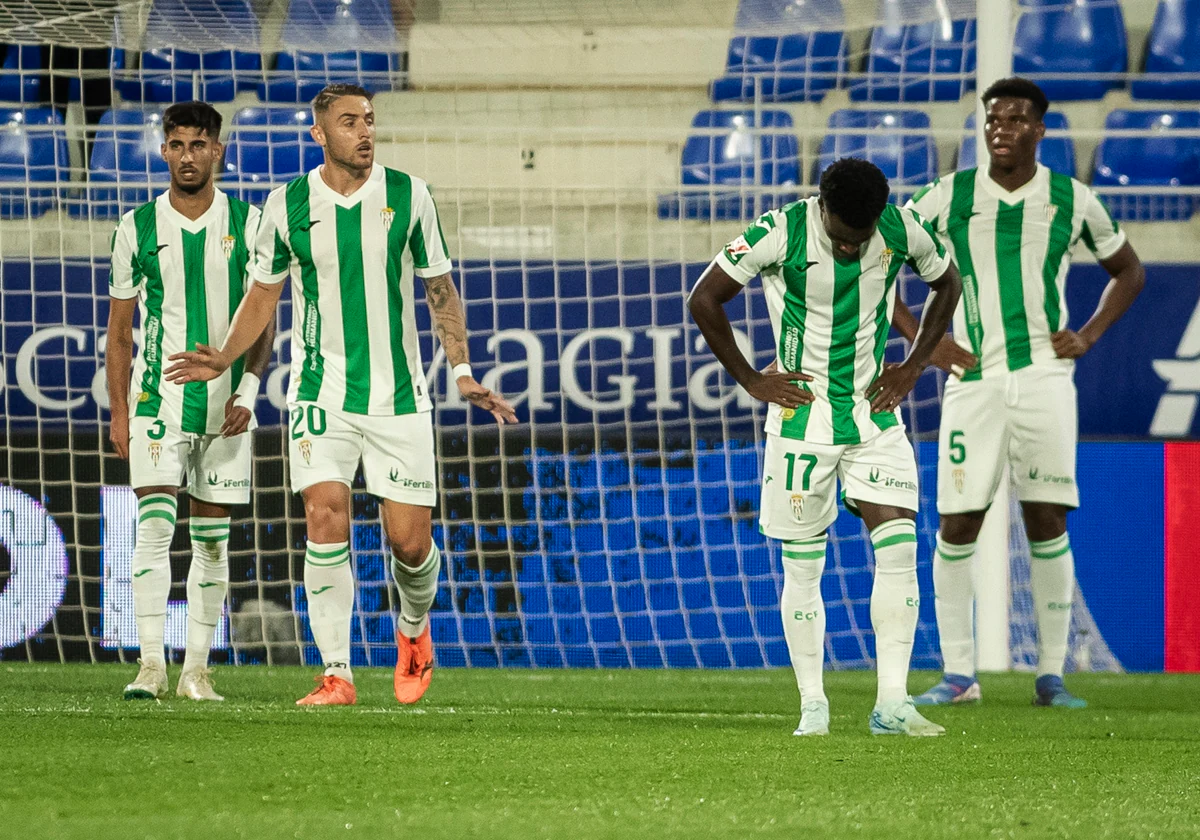 Los jugadores del Córdoba tras recibir un gol ante el Huesca