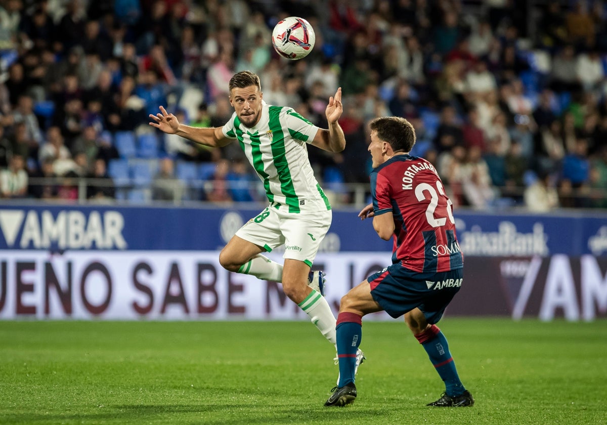 Genaro cabecea un balón durante el partido en Huesca