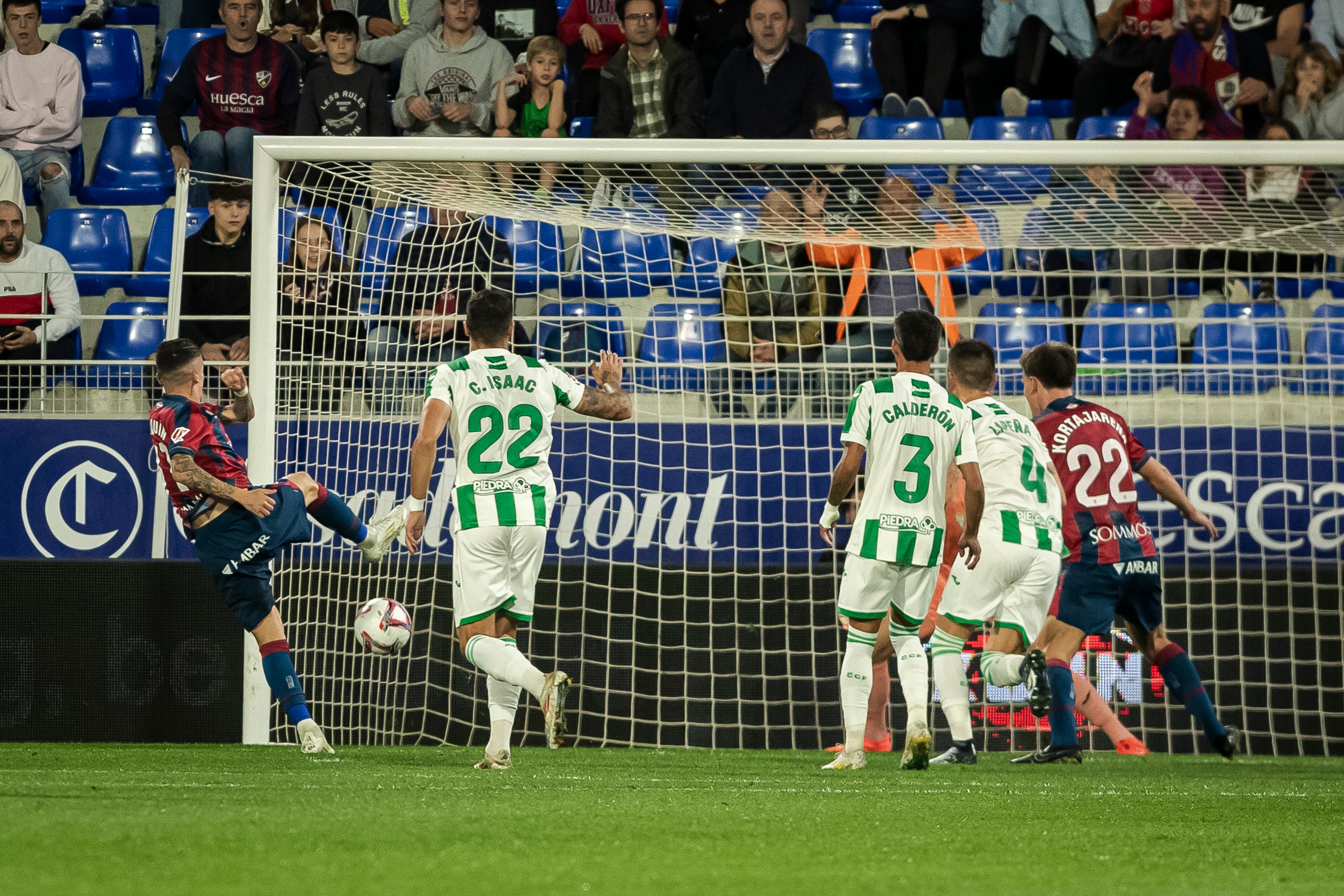 La severa derrota del CórdobaCF en Huesca, en imágenes