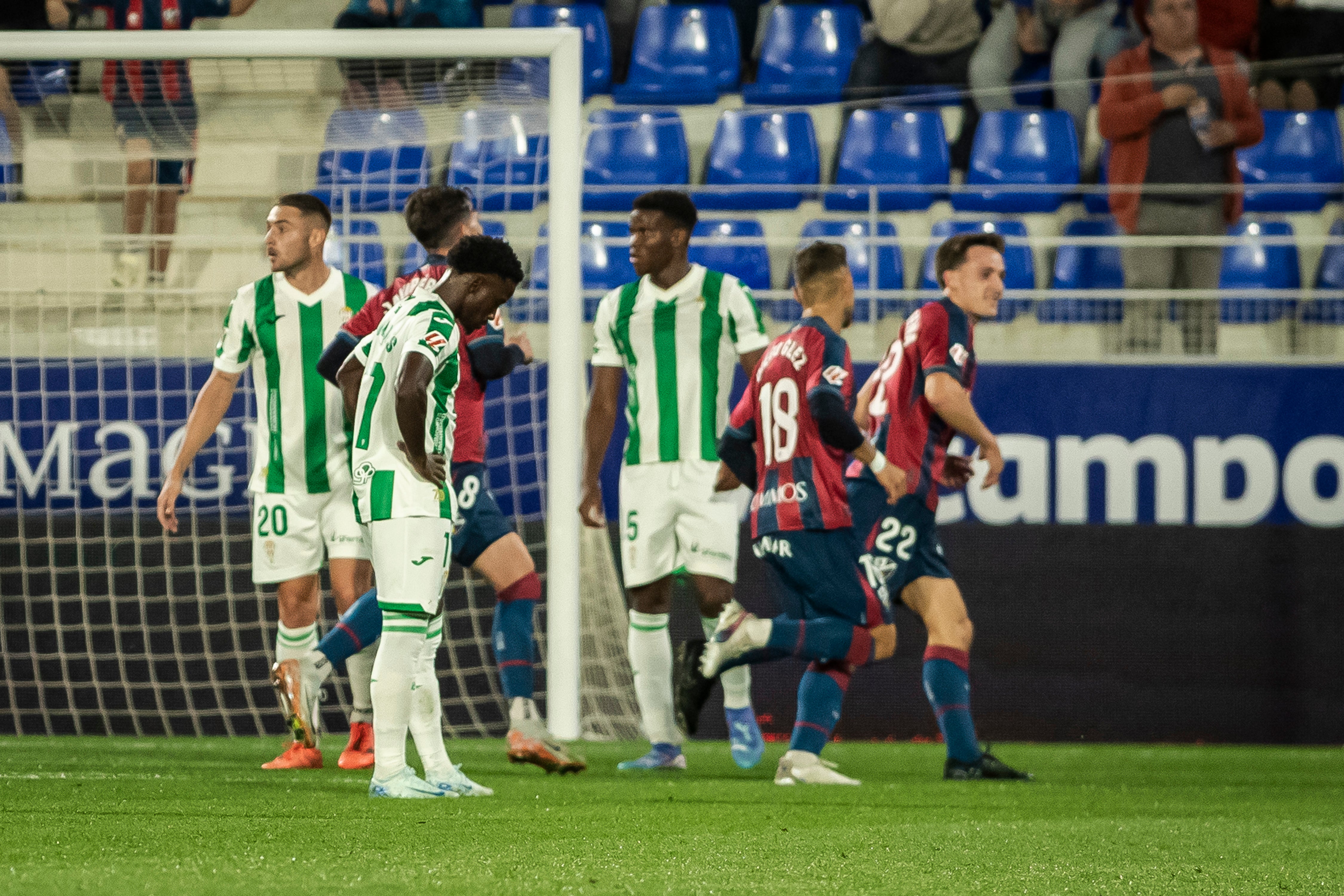 La severa derrota del CórdobaCF en Huesca, en imágenes