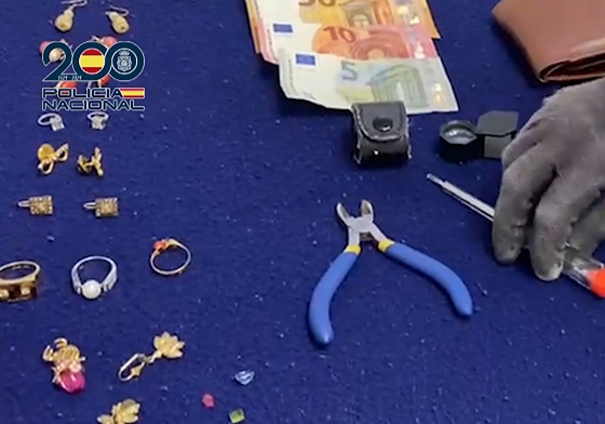 Joyas robadas y herramientas encontradas a los detenidos