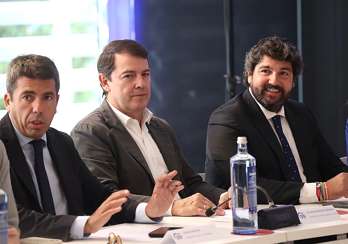 El presidente de Castilla y León, entre el de Valencia y el de Murcia