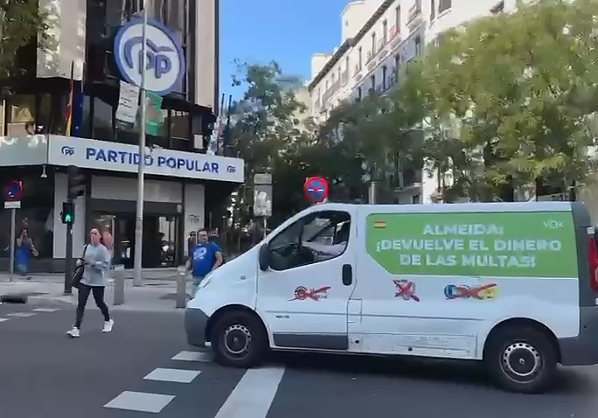 Momento del escrache de Ortega Smith frente a la sede del PP en la madrileña calle Génova