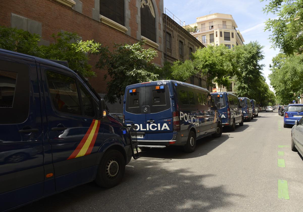 Furgones de Policía en el madrileño barrio de Chamberí, en una imagen de archivo