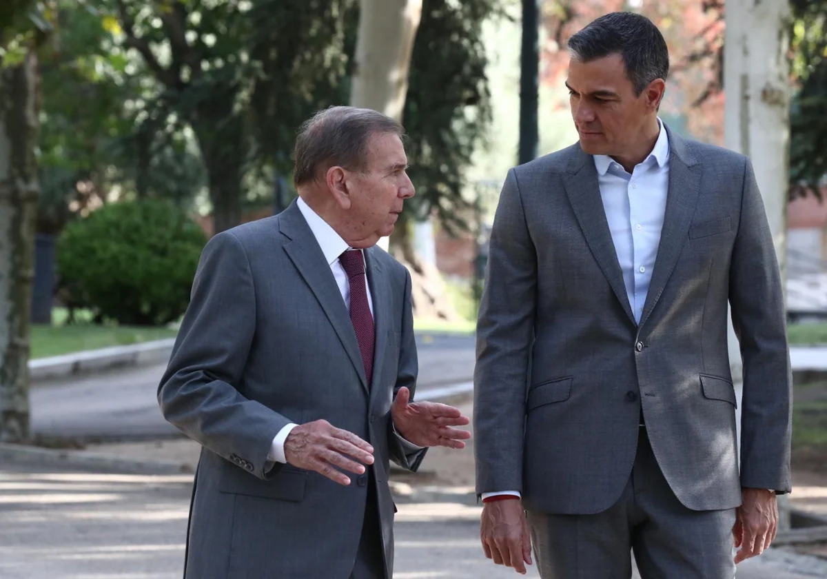 Pedro Sánchez con Edmundo González en los jardines de La Moncloa