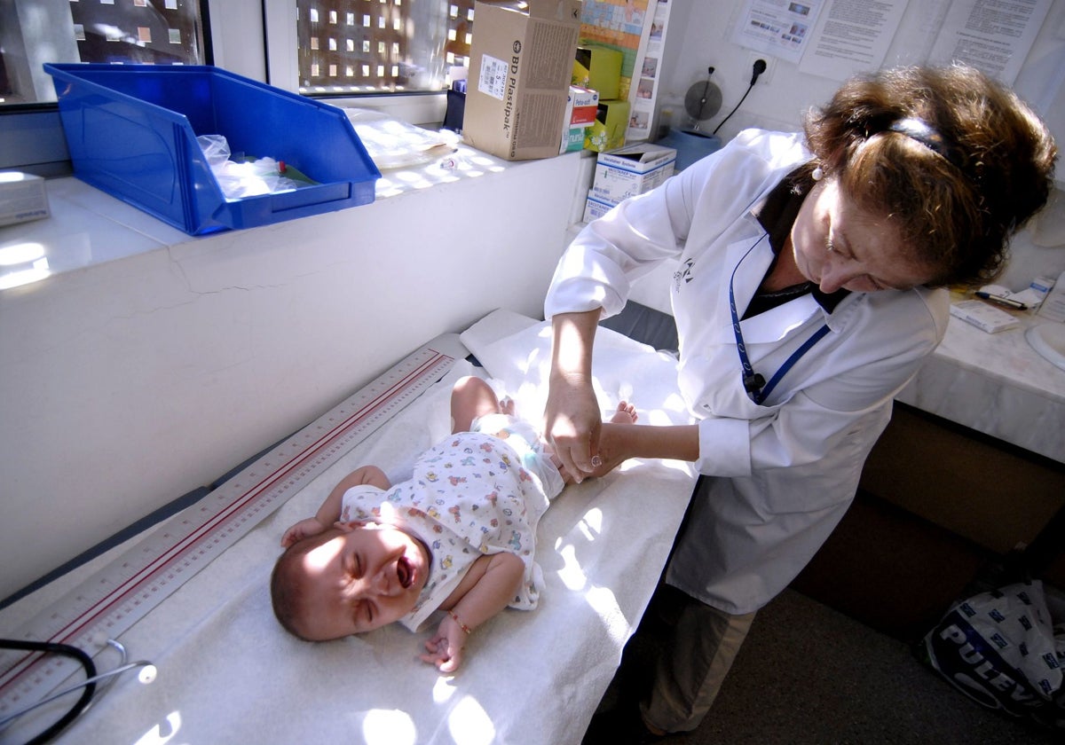 Un bebé recibe una vacuna en un centro de salud