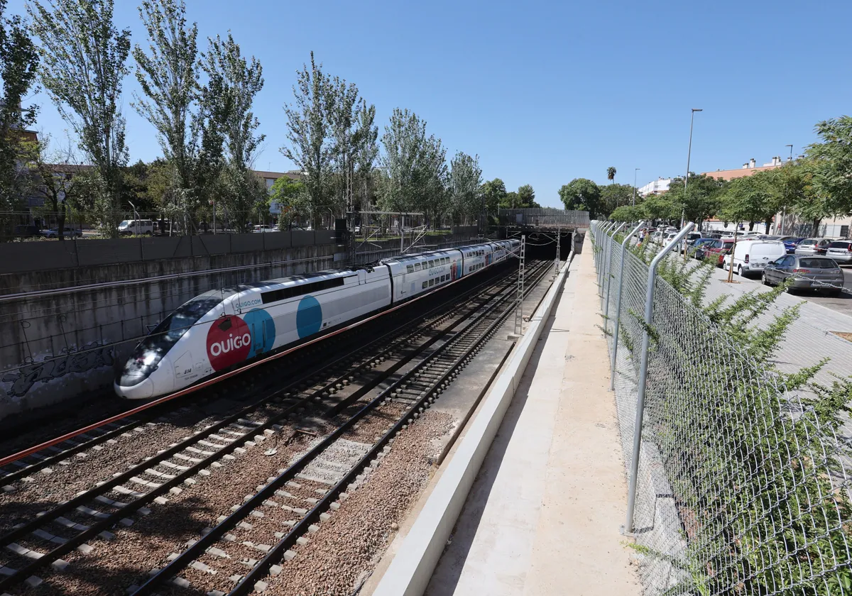 Un tren de Ouigo en el acceso a la estación de Córdoba por el Vial este mes de septiembre