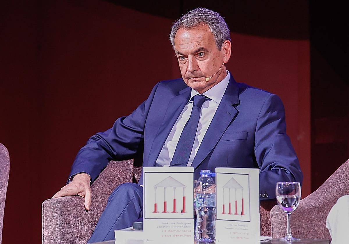 Zapatero, a su llegada al Ateneo de Madrid