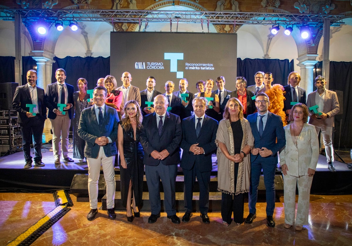 Foto de familia de las autoridades con los galardonados anoche en la Diputación