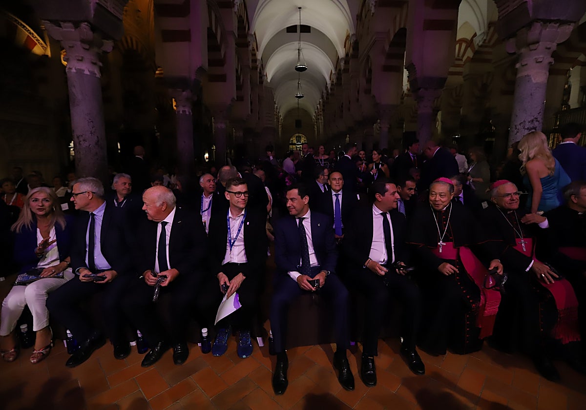 Autoridades en la apertura del congreso