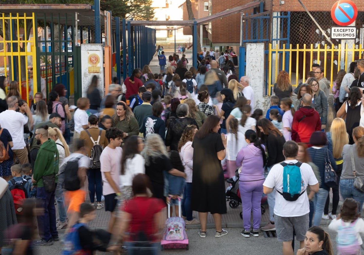 Grupos de alumnos y padres a la entrada de un colegio madrileño